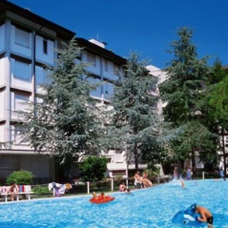 Lignano With Pool Lägenhet Lignano Sabbiadoro Exteriör bild