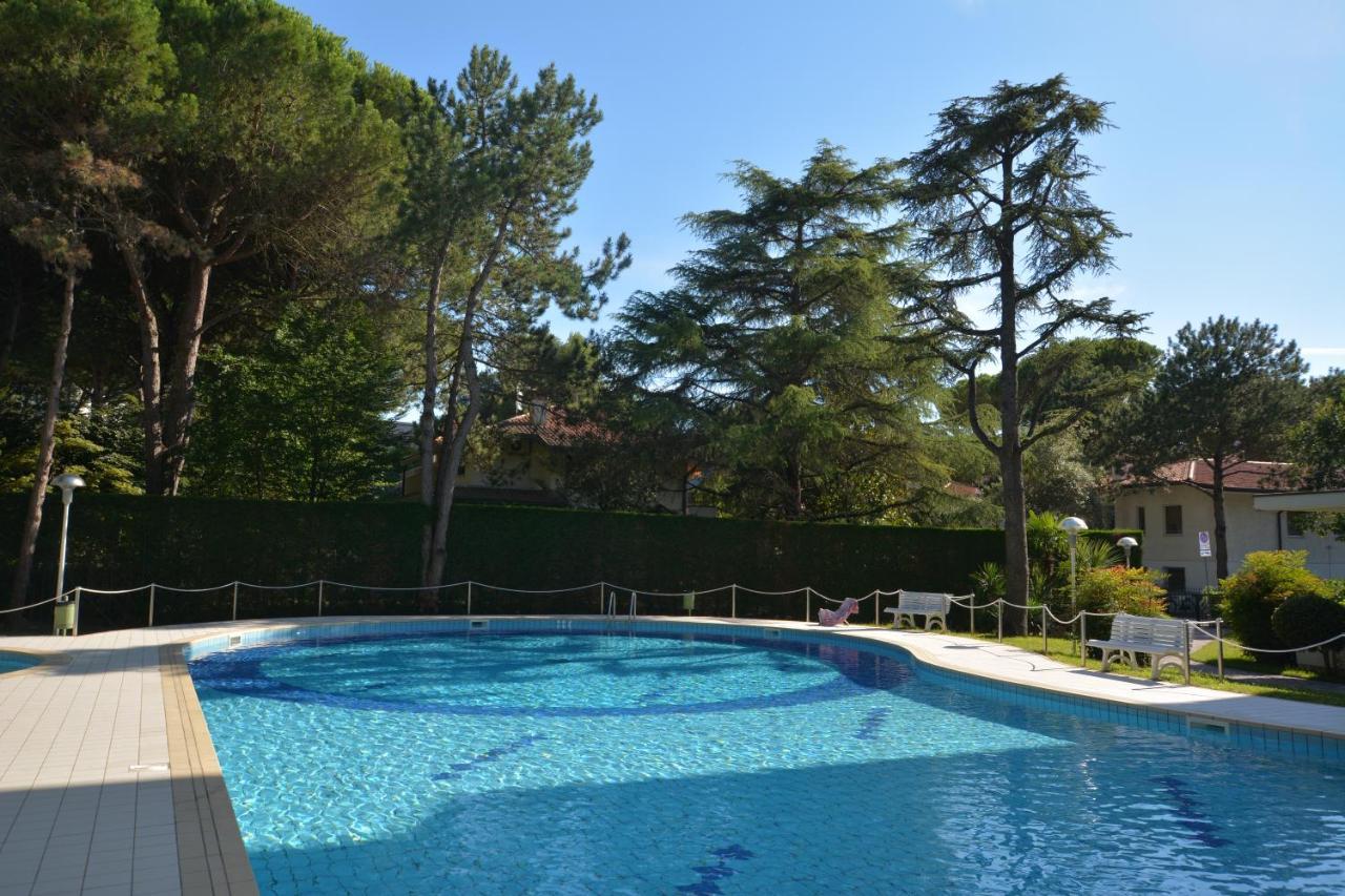 Lignano With Pool Lägenhet Lignano Sabbiadoro Exteriör bild