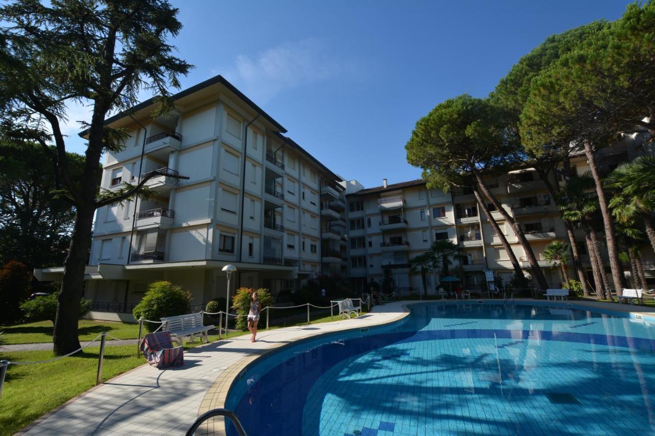 Lignano With Pool Lägenhet Lignano Sabbiadoro Exteriör bild