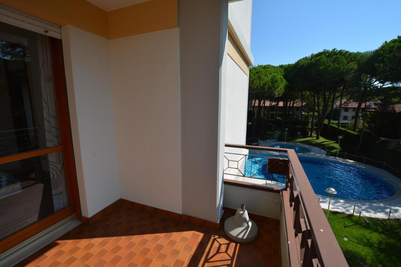 Lignano With Pool Lägenhet Lignano Sabbiadoro Exteriör bild