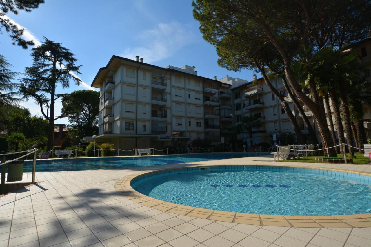 Lignano With Pool Lägenhet Lignano Sabbiadoro Exteriör bild