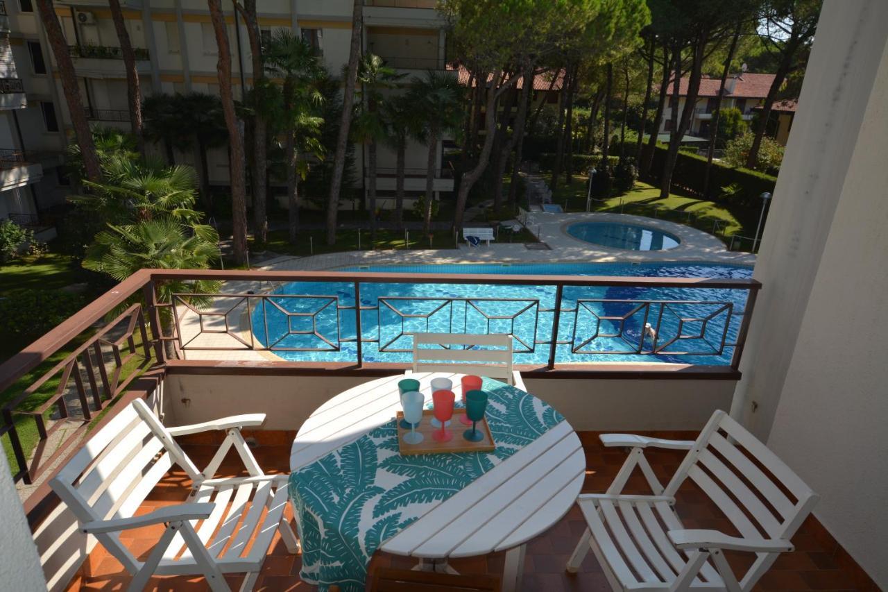 Lignano With Pool Lägenhet Lignano Sabbiadoro Exteriör bild