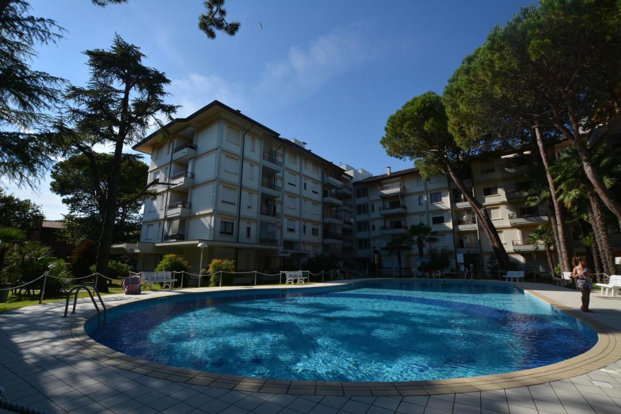 Lignano With Pool Lägenhet Lignano Sabbiadoro Exteriör bild