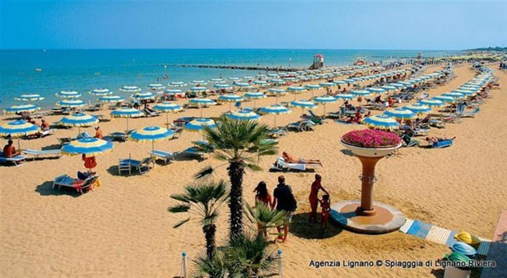 Lignano With Pool Lägenhet Lignano Sabbiadoro Exteriör bild